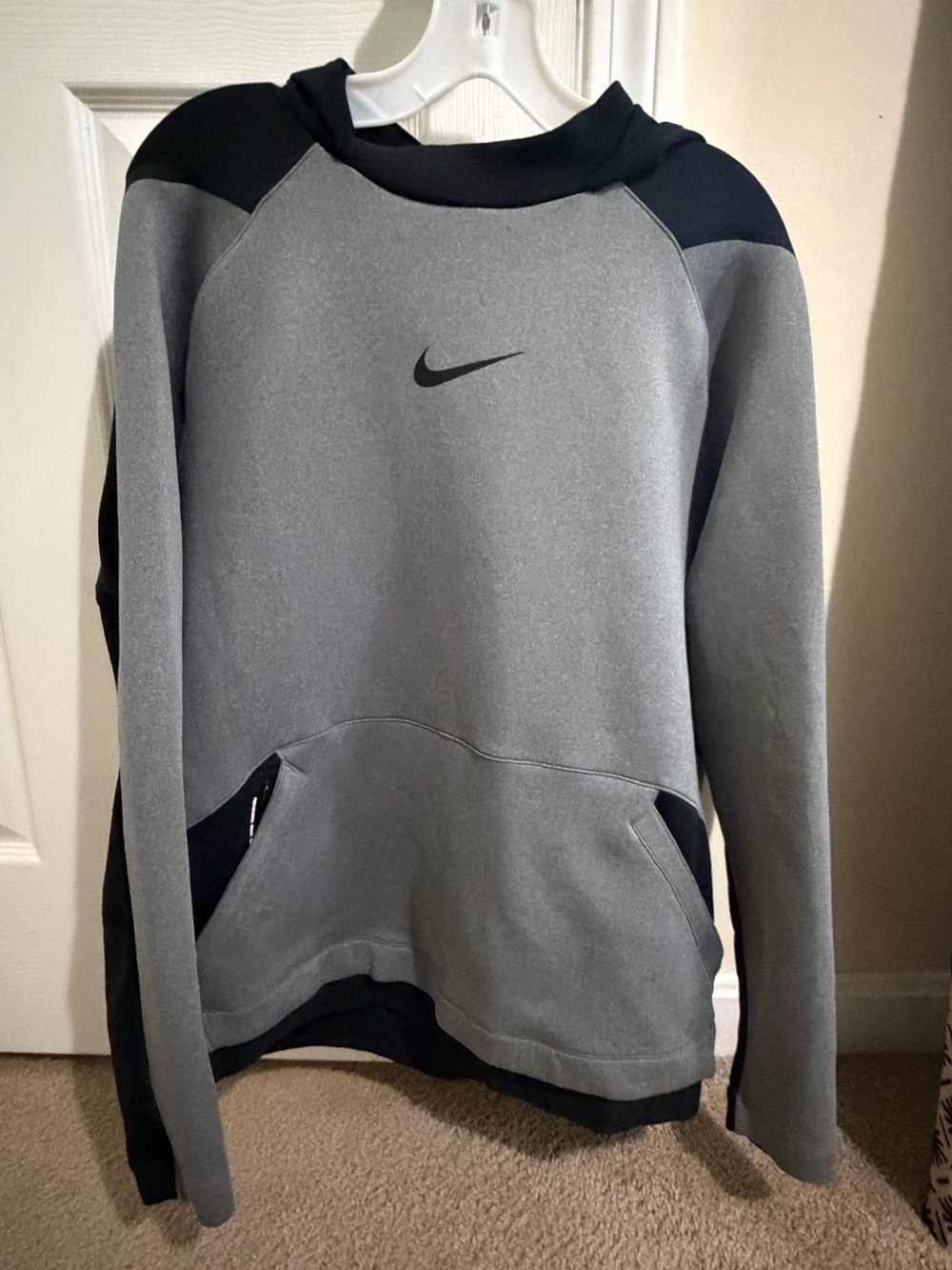 Nike Men’s Gray & Black Crewneck Pullover Sweatshirt